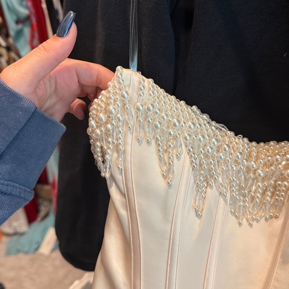 House of CB ‘Nalita ’ Dainty Ivory Pearl Embellished Corset Dress - Picture 5 of 8